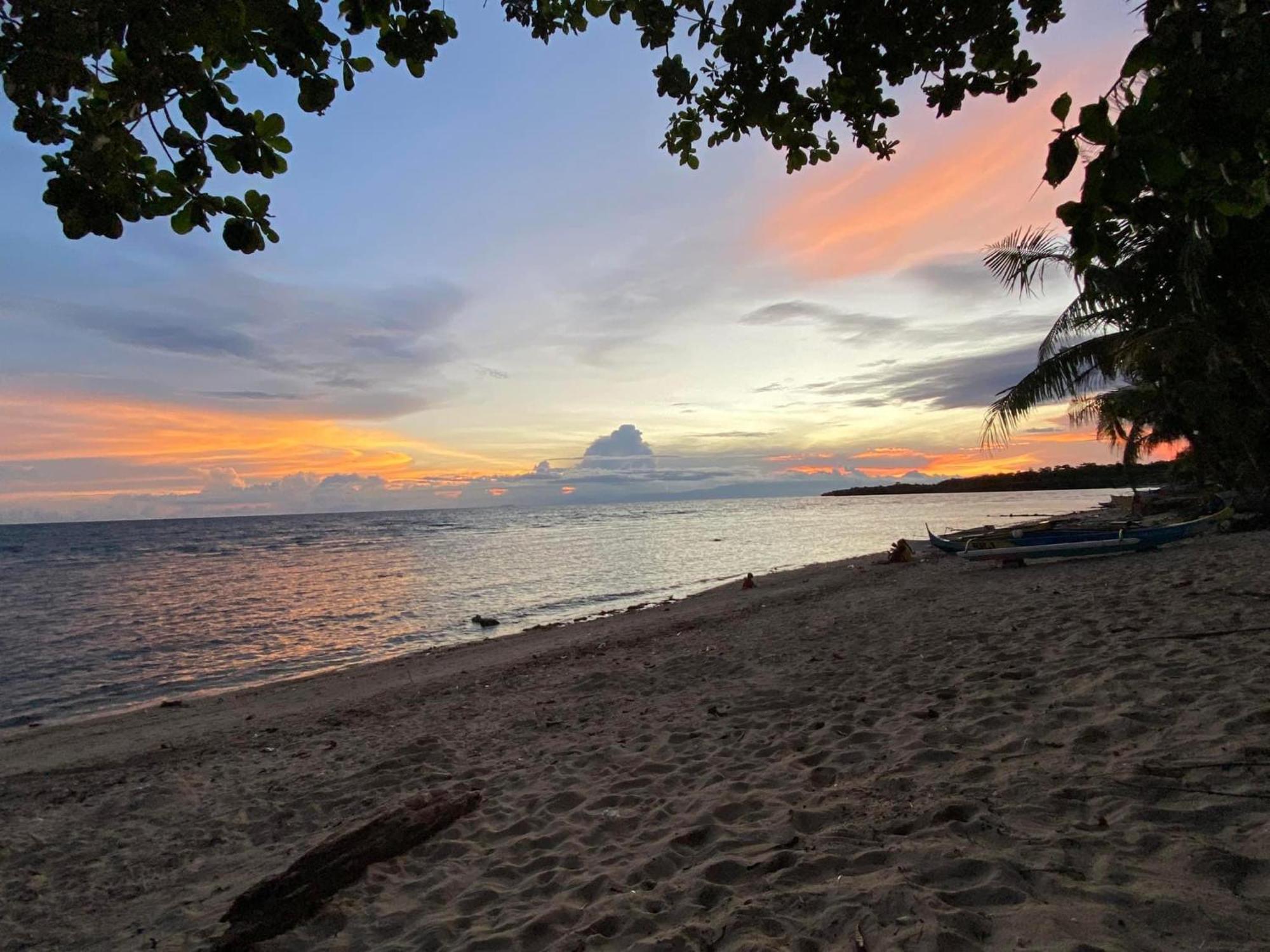 Hola Beach Resort Siquijor Buitenkant foto